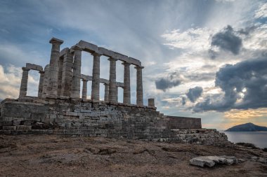 Poseidon antik tapınağının eteğindeki Cape Sounion 'da akşam.