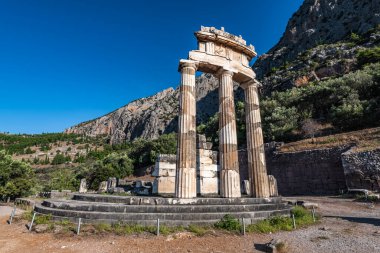 Sabahın erken saatlerinde Delphi şehrinde antik tapınağın kalıntılarının dibinde Tanrıça Athena 'ya.