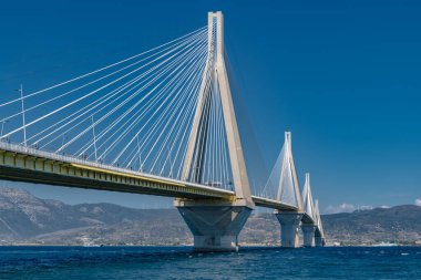 Korint Körfezi kıyılarını birbirine bağlayan Mora Yarımadası 'ndaki Patras şehrinde bulunan ünlü kablolu köprü..