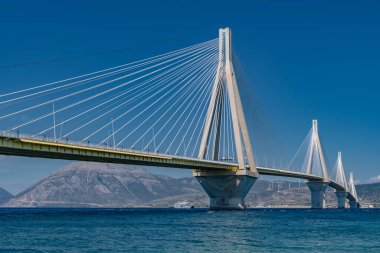 Korint Körfezi kıyılarını birbirine bağlayan Mora Yarımadası 'ndaki Patras şehrinde bulunan ünlü kablolu köprü..