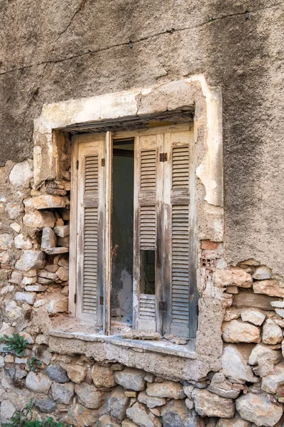 Uma Janela Quebrada Velha Uma Casa Grega Uma Rua Estreita — Fotografia de Stock