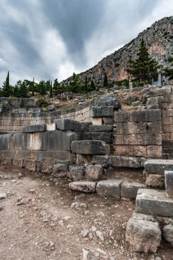 Delphi 'deki antik bir dağ tapınağının kalıntılarında akşam.
