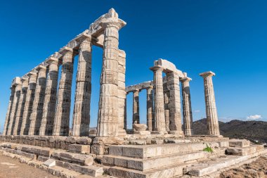 Poseidon tapınağının eteğindeki Cape Sounion 'da sabah..
