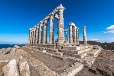 Poseidon tapınağının eteğindeki Cape Sounion 'da sabah..