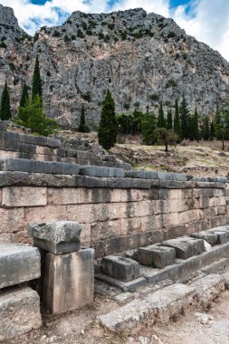 Delphi 'deki antik bir dağ tapınağının kalıntılarında akşam.