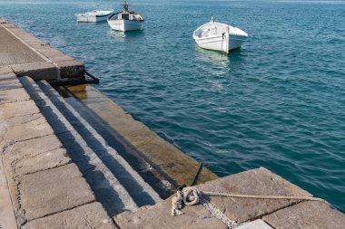 Mora yarımadasındaki Nafplion şehrindeki deniz fenerine giden setin üzerinde akşam.