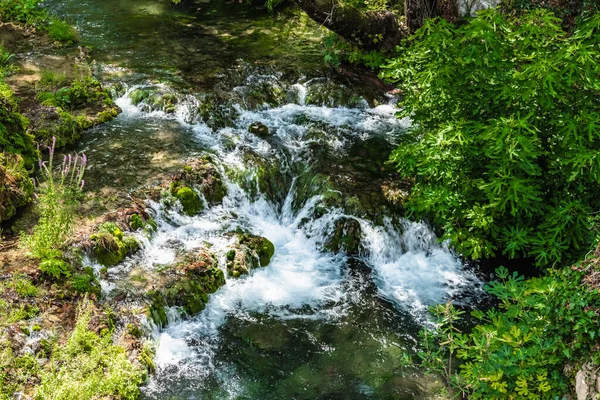 Córrego Montanha Flui Centro Cidade Grega Livadia Perto Dos Restos — Fotografia de Stock