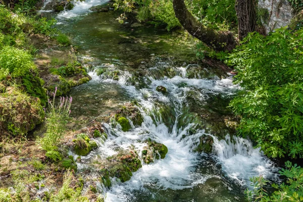 Córrego Montanha Flui Centro Cidade Grega Livadia Perto Dos Restos — Fotografia de Stock