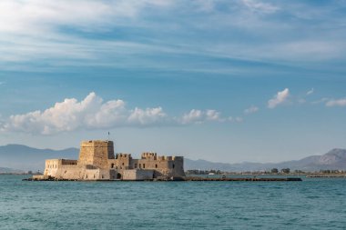 Mora yarımadasındaki Nafplion şehrindeki deniz fenerine giden setin üzerinde akşam.