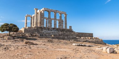 Poseidon tapınağının eteğindeki Cape Sounion 'da sabah..