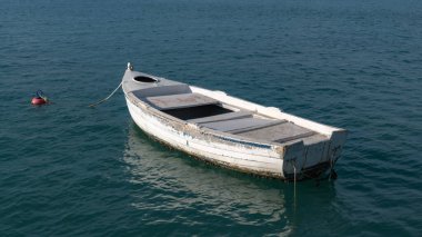 Mora yarımadasındaki Nafplion şehrindeki deniz fenerine giden setin üzerinde akşam.