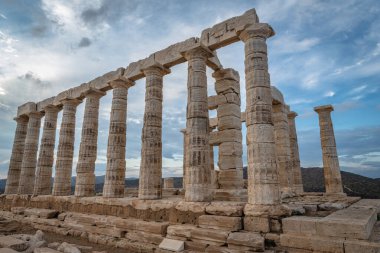 Poseidon antik tapınağının eteğindeki Cape Sounion 'da akşam.
