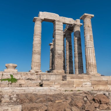 Poseidon tapınağının eteğindeki Cape Sounion 'da sabah..