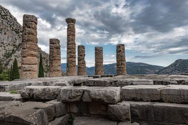 Delphi 'deki antik bir dağ tapınağının kalıntılarında akşam.