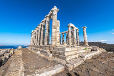 Poseidon tapınağının eteğindeki Cape Sounion 'da sabah..