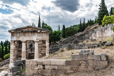 Delphi 'deki antik bir dağ tapınağının kalıntılarında akşam.