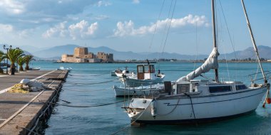 Mora yarımadasındaki Nafplion şehrindeki deniz fenerine giden setin üzerinde akşam.