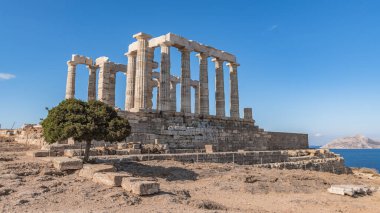 Poseidon tapınağının eteğindeki Cape Sounion 'da sabah..