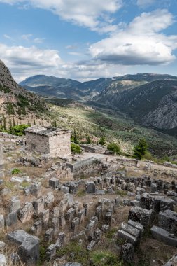 Delphi 'deki antik bir dağ tapınağının kalıntılarında akşam.