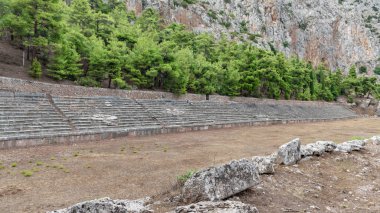 Delphi 'deki antik bir dağ tapınağının kalıntılarında akşam.