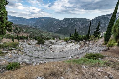 Delphi 'deki antik bir dağ tapınağının kalıntılarında akşam.