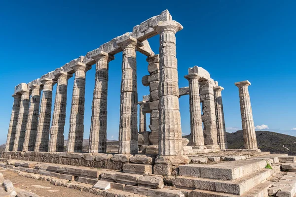 Poseidon tapınağının eteğindeki Cape Sounion 'da sabah..