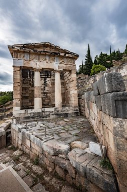 Delphi 'deki antik bir dağ tapınağının kalıntılarında akşam.