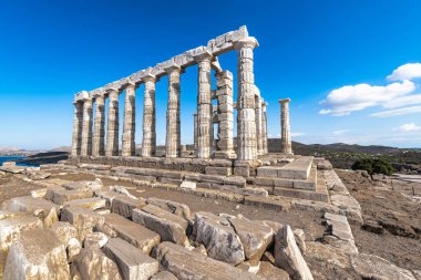 Poseidon tapınağının eteğindeki Cape Sounion 'da sabah..