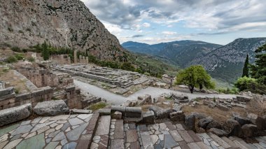 Delphi 'deki antik bir dağ tapınağının kalıntılarında akşam.