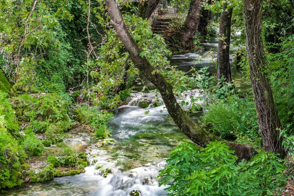 Horský Potok Teče Uprostřed Řeckého Města Livadia Blízkosti Pozůstatků Starého — Stock fotografie