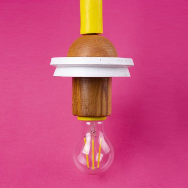 Dekoratif, güzel ve fevkalade lambalı ahşap avize ev ve ofis ortamıyla uyumlu.