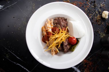 İnce dilimlenmiş patates ve ızgara et.