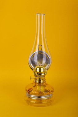 Sarı zeminde eski bir gaz lambası