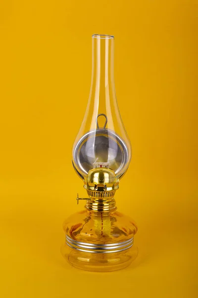 Sarı Zeminde Eski Bir Gaz Lambası — Stok fotoğraf