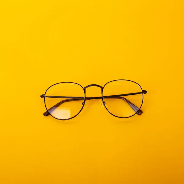 Sárga Alapon Izolált Szemüveg — Stock Fotó