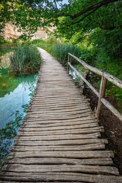 Plitvice Kroatië Houten Wandelpad Nationaal Park Plitvice Meren Een Heldere — Stockfoto