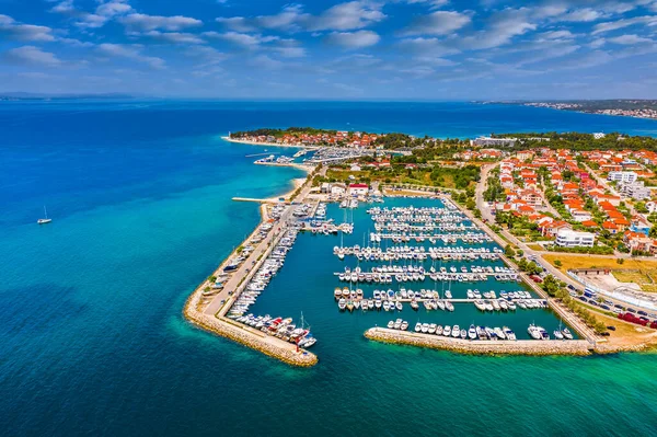 Zadar, Hırvatistan - Güneşli bir yaz gününde yelkenli, yat, mavi gökyüzü ve turkuaz Adriyatik deniz suyuyla Zadar yat marinasının havadan görünüşü