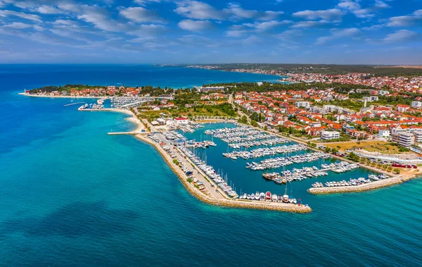 ザダル クロアチア 晴れた夏の日にヨット ヨット 青い空とターコイズアドリア海の海の水とザダルヨットマリーナの空中ビュー — ストック写真