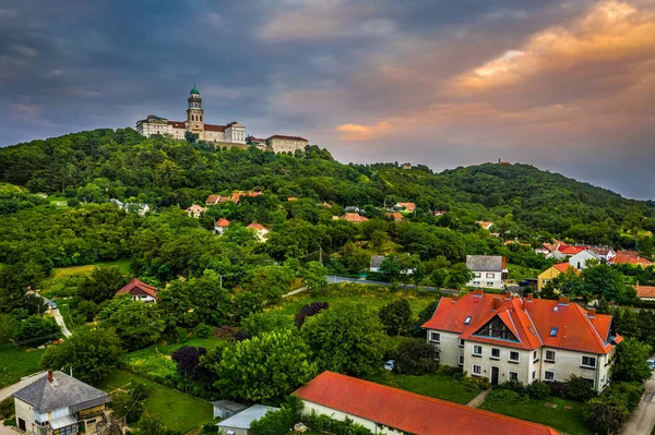 Pannonhalma Maďarsko Letecký Pohled Město Pannonhalma Krásným Benediktinským Klášterem Pannonhalma — Stock fotografie
