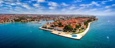 Zadar, Hırvatistan - Adriyatik Denizi kıyısındaki eski Zadar kasabasının açık bir yaz gününde deniz orgu, yat limanı ve mavi gökyüzü manzarası