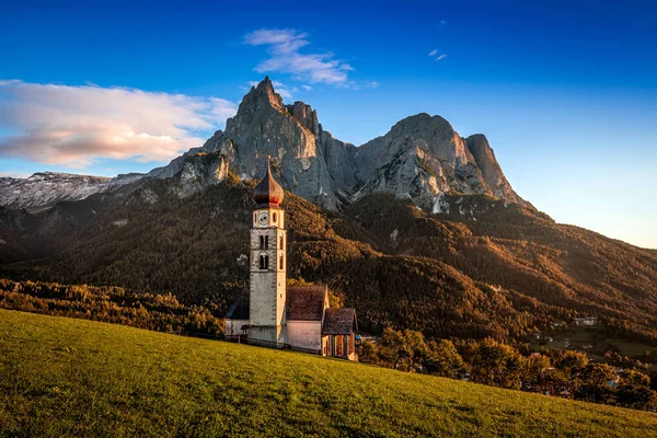 Seis Schlern Itálie Slavný Kostel Valentina Hora Sciliar Při Západu — Stock fotografie