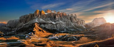 Gardena Geçidi, İtalya - İtalya 'nın Güney Tyrol kentindeki İtalyan Dolomitlerinin Sella grubuna ait Brunecker Turm Dağı' nın (Mur del Pisciadu) havadan panoramik görüntüsü