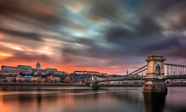 Будапешт Венгрия Цепной Мост Королевский Дворец Буда Впечатляющим Цветным Небом — стоковое фото