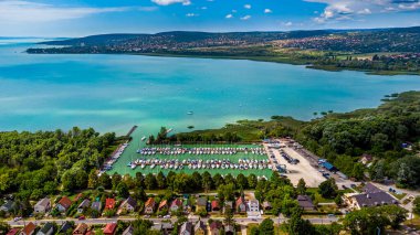 Balatonfuzfo, Macaristan - Balatonfuzfo 'da güneşli bir yaz gününde Balatonfuzfo' daki yat marinasının havadan görünüşü