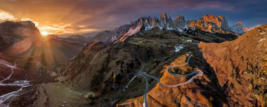 Gardena Geçidi, İtalya - Pizes de Cir, İtalyan Dolomitleri ve sonbahar mevsiminde sıcak bir günbatımı ile ünlü Gardena Geçidi 'nin (Passo Gardena) kıvrımlı yollarının havadan panoramik manzarası