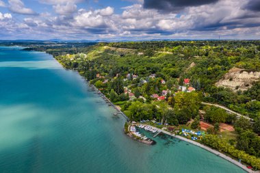 Balatonakarattya, Macaristan - Balatonakarattya 'da güneşli bir yaz gününde Balaton Gölü, mavi gökyüzü ve bulutlarla Bercsenyi Sahili' nin havadan panoramik manzarası