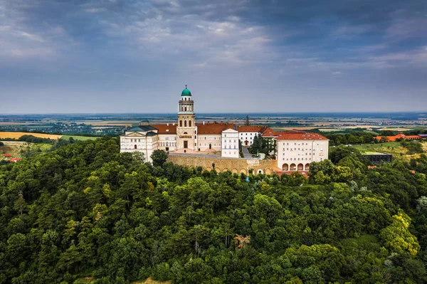 Pannonhalma Magyarország Kilátás Gyönyörű Pannonhalmi Millenniumi Bencés Apátságra Pannonhalmi Apatsag — Stock Fotó