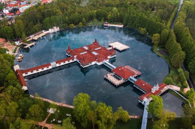 Heviz, Macaristan - Dünyanın en büyük ikinci termal gölü ve yeşil ağaçlarla dolu bir yaz sabahı Zala ilçesindeki tatil merkezinin havadan görünüşü