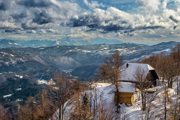 在斯洛文尼亚的一个阳光明媚的冬日 沃格尔的木制房屋 背景是朱利安阿尔卑斯山和多云的天空 — 图库照片
