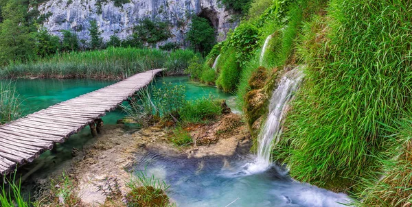 Plitvice Kroatië Panoramisch Uitzicht Een Houten Loopbrug Nationaal Park Plitvice — Stockfoto